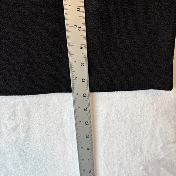 St. John Basics Black Pencil Skirt Knee-Length business casual work wear size 8 - Picture 4 of 6